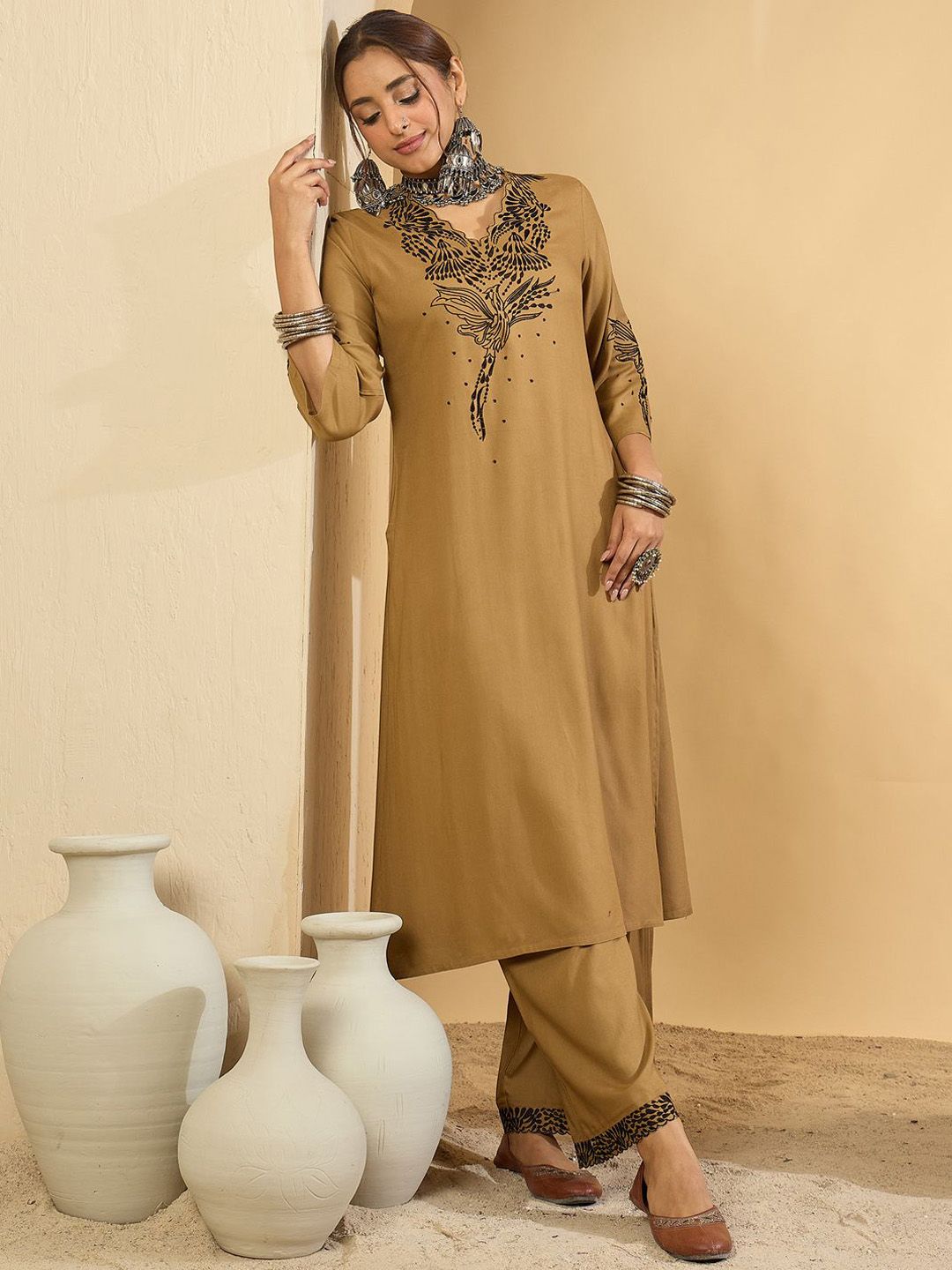 Women Floral Embroidered Regular Thread Work Kurta with Trousers