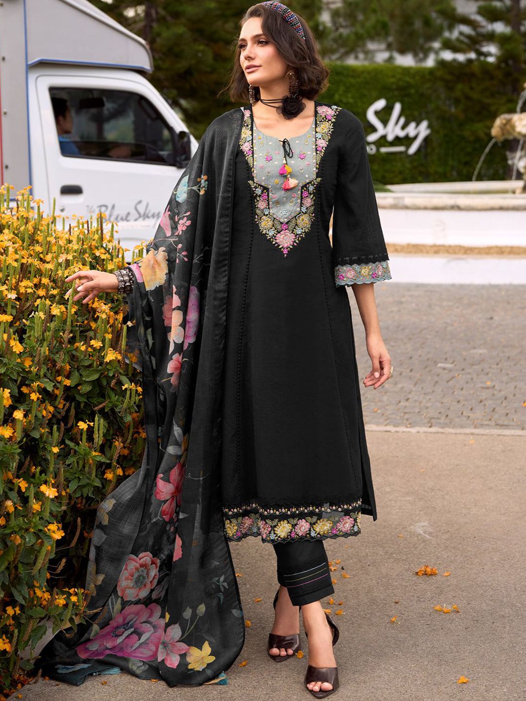 Floral Embroidered Thread Work Pure Cotton Kurta with Trousers & Dupatta