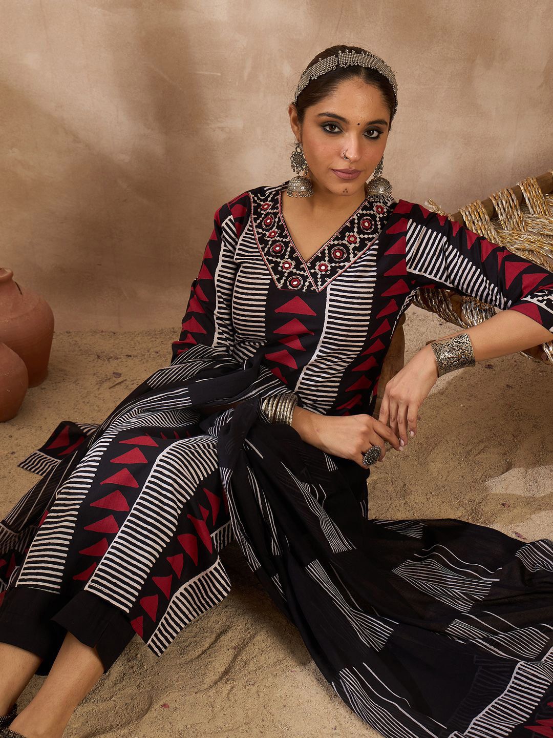 Dhiyona IE Women Printed Regular Thread Work Pure Cotton Kurta with Trousers & With Dupatta