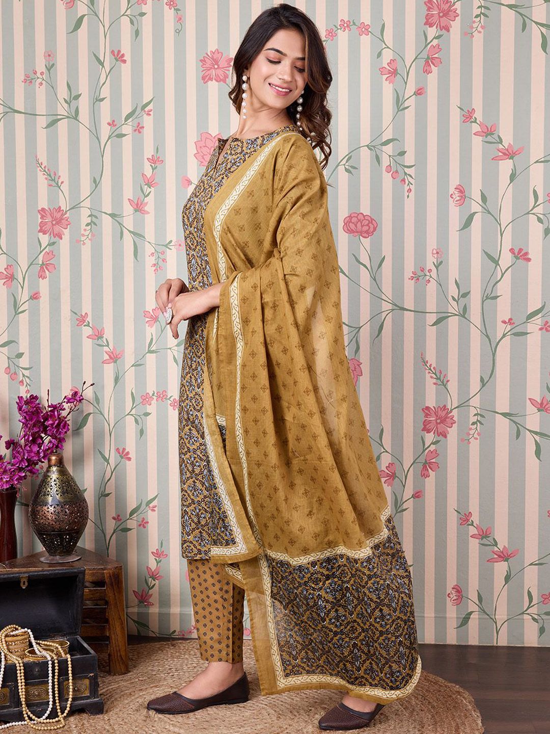Dhiyona OD  Floral Printed Regular Pure Cotton Kurta with Trousers & Dupatta