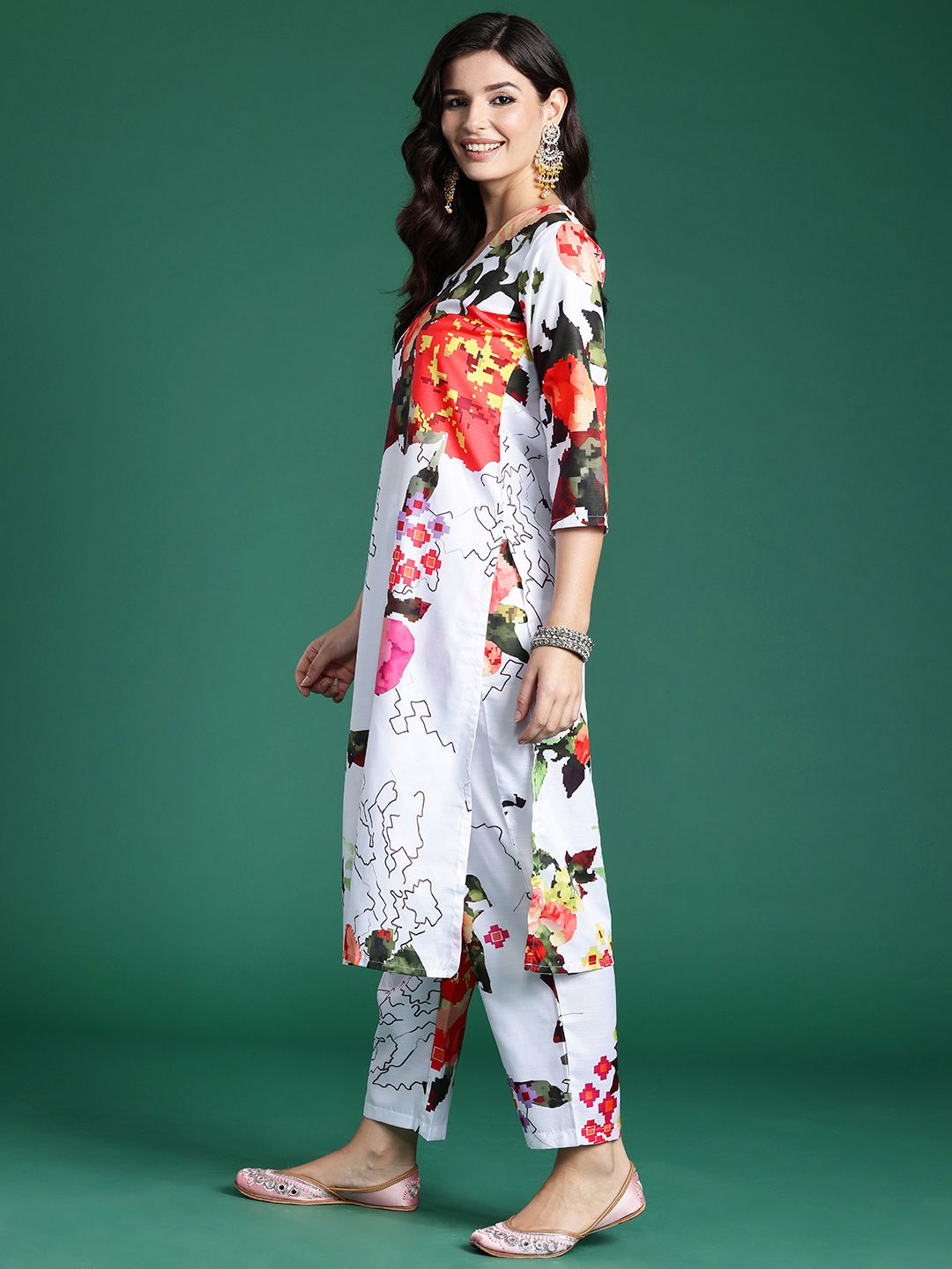 Women Floral Printed Regular Kurta with Trousers