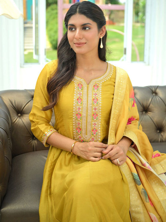 Women Floral Embroidered Regular Sequinned Kurta with Trousers & With Dupatta