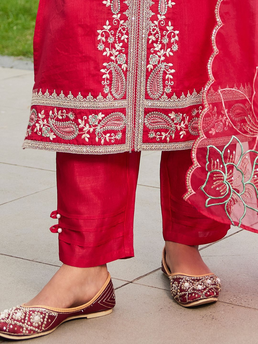 Women Floral Embroidered Regular Kurta with Trousers & With Dupatta