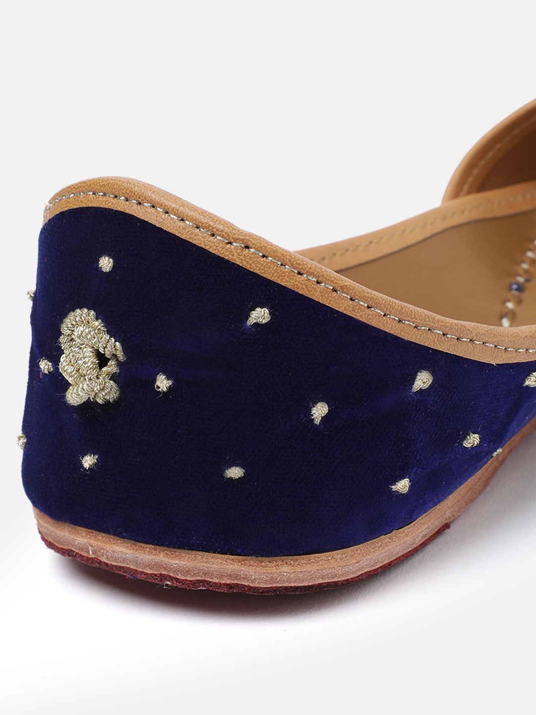 Dhiyona HOP Women Floral Embroidered Mojaris