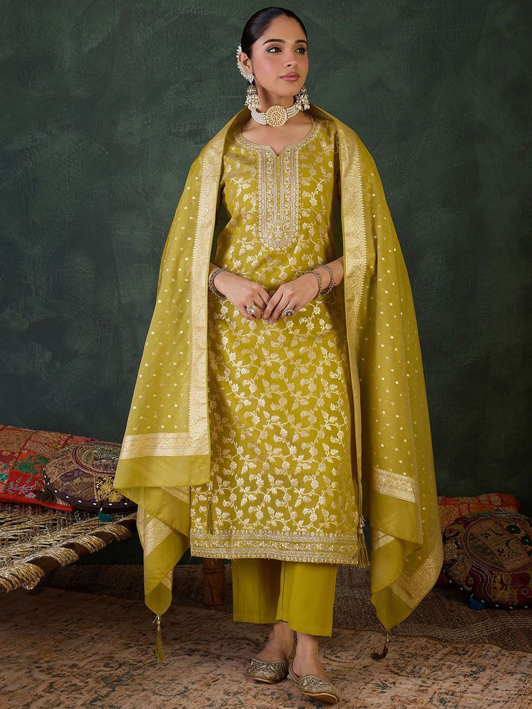 Dhiyona IE Women Floral Woven Design Sequinned Kurta Set With Dupatta