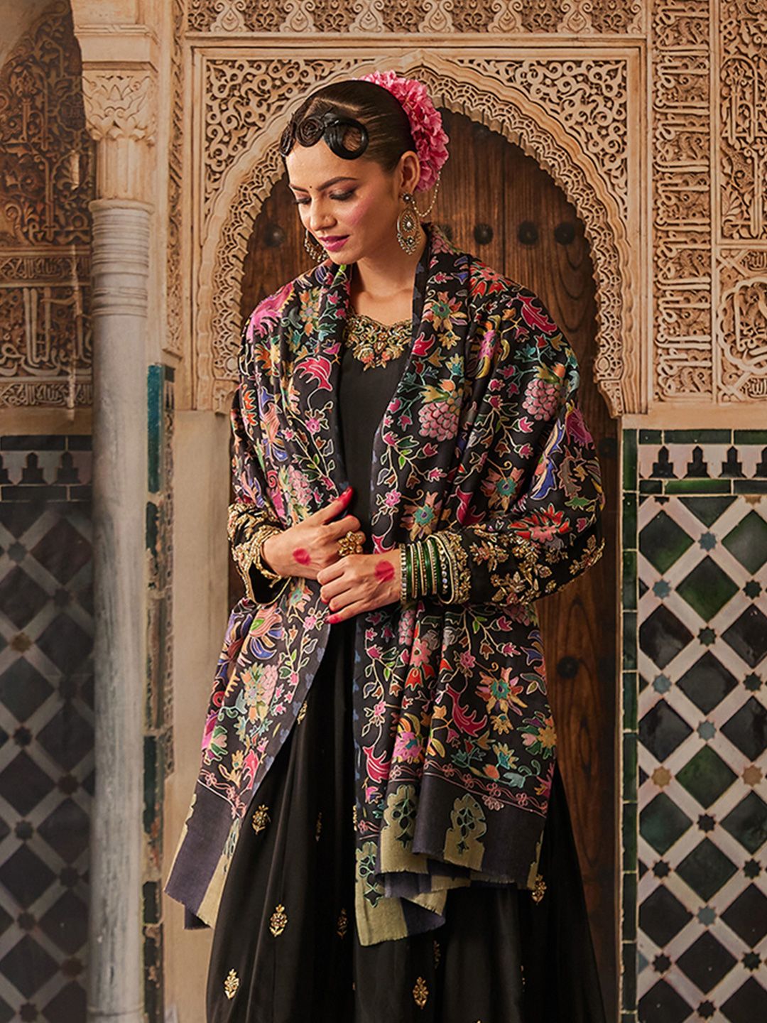 Dhiyona PA Women Floral Embroidered Shawl