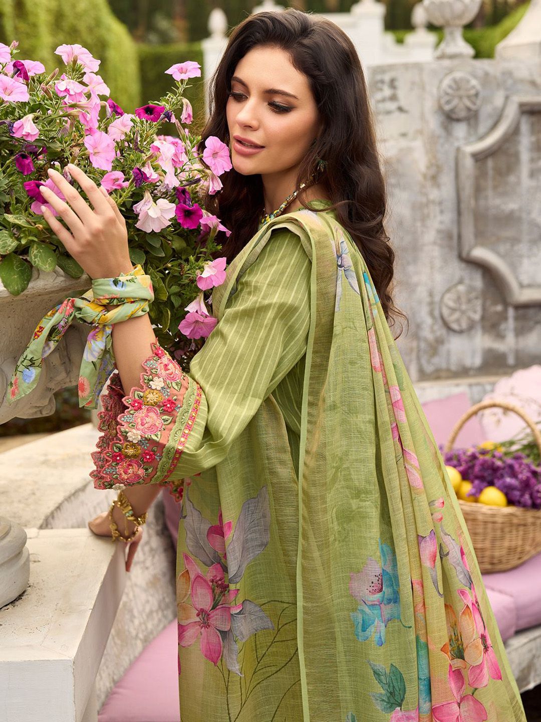 Women Floral Embroidered Regular Thread Work Cotton Kurta with Trousers & Dupatta