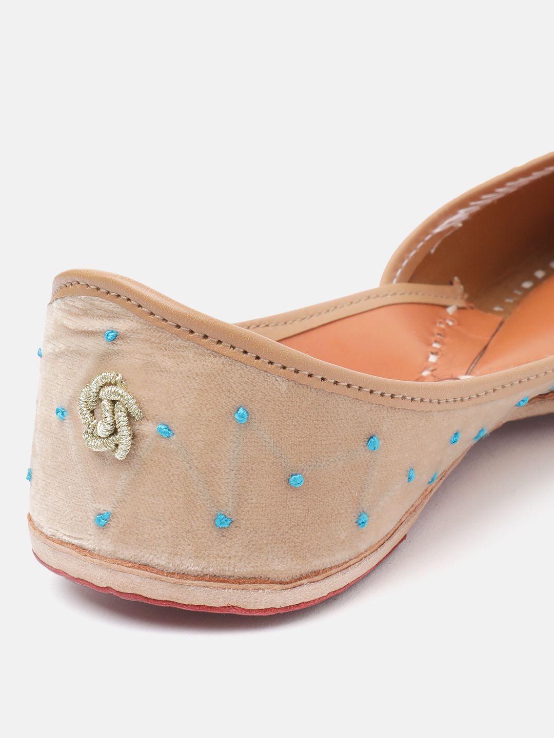 Dhiyona HOP Women Floral Embroidered Mojaris