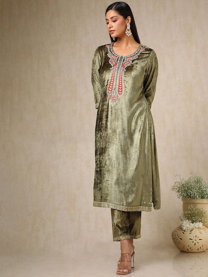 Dhiyona SO Women's Women Paisley Embroidered Regular Thread Work Velvet Kurta with Trousers & With Dupatta