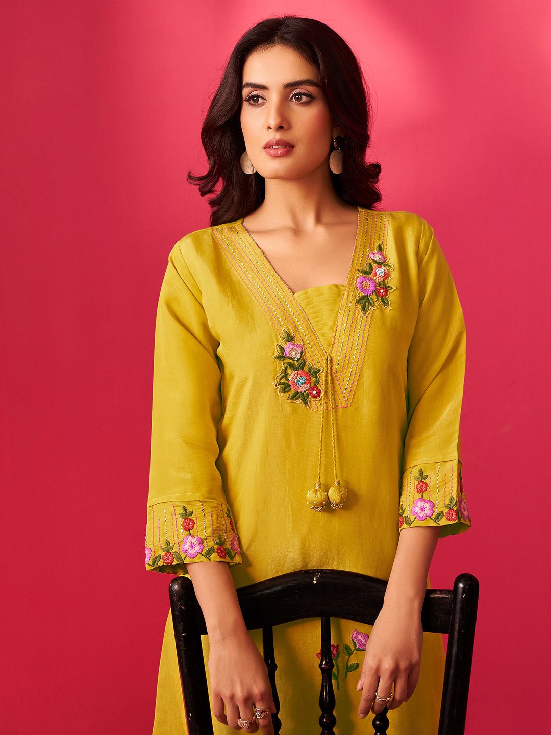Dhiyona IE Women Floral Embroidered Kurta with Trousers
