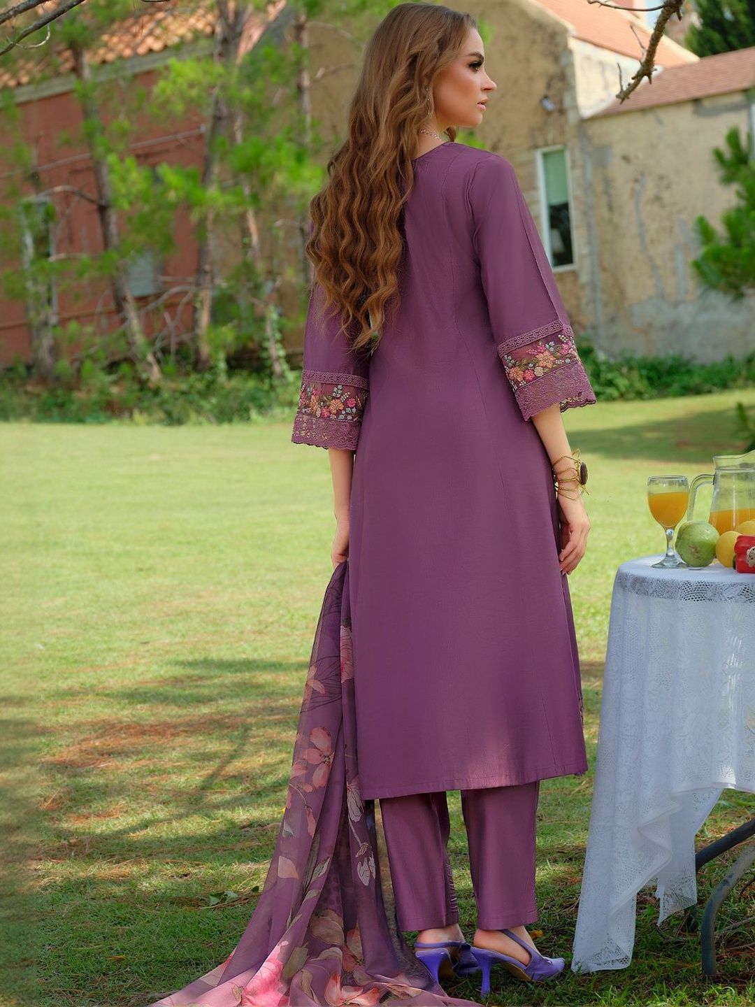 Women Floral Embroidered Regular Thread Work Liva Kurta with Trousers & With Dupatta