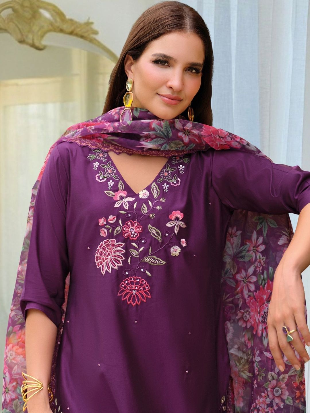 Dhiyona IE Women Floral Embroidered Regular Thread Work Liva Kurta with Trousers & With Dupatta