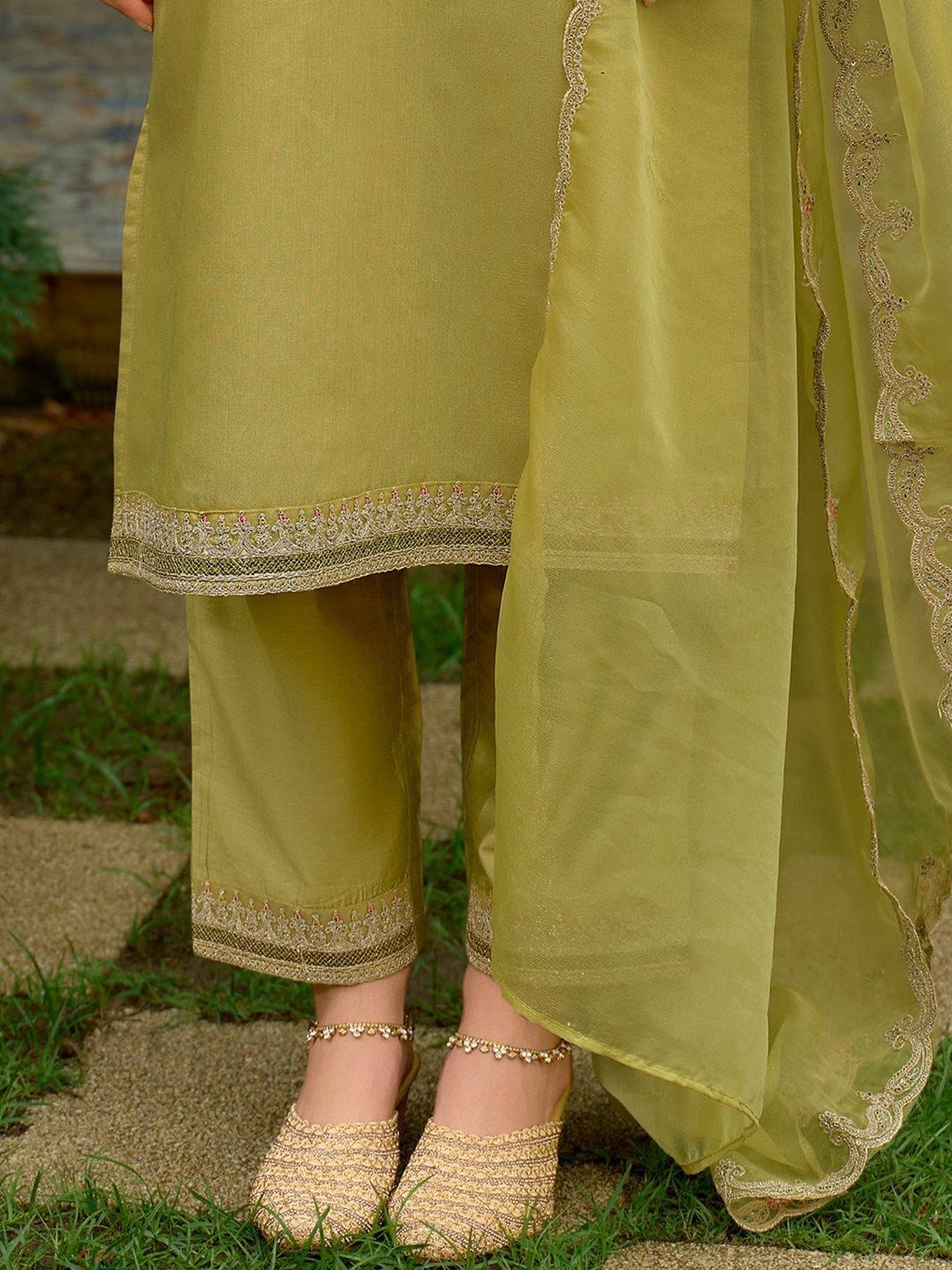 Ethnic Motifs Embroidered Zari Kurta with Trousers & Dupatta