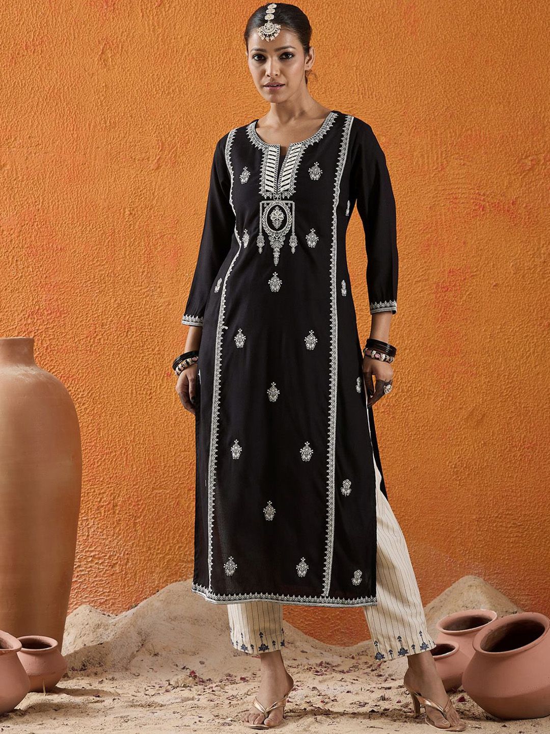 Dhiyona IE Floral Embroidered Notch Neck Thread Work Straight Kurta With Trousers