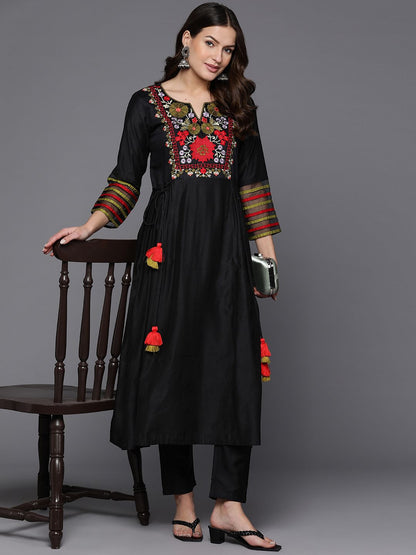 Dhiyona IE Women Floral Embroidered Regular Thread Work Liva Kurta with Trousers