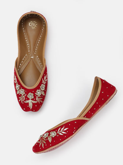 Dhiyona HOP Women Floral Embroidered Mojaris