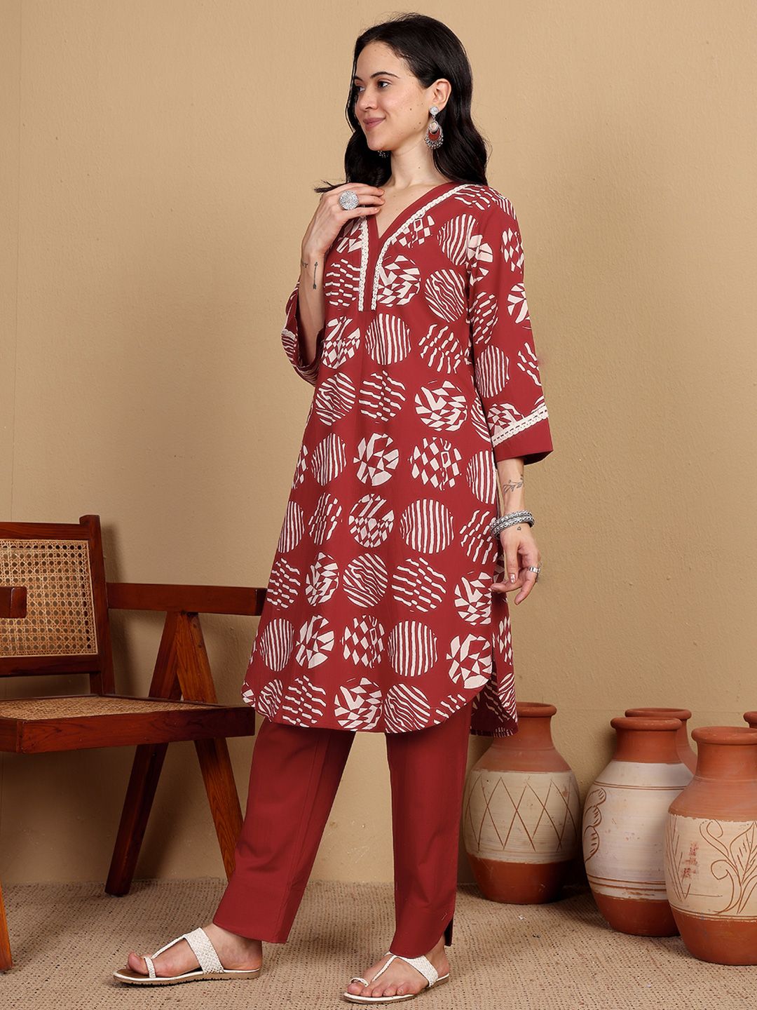 Dhiyona VA Women'sGeometric Printed V-Neck Straight Kurta With Trousers