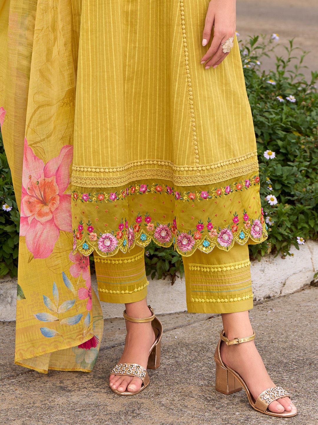 Women Floral Embroidered Regular Thread Work Pure Cotton Kurta Sets