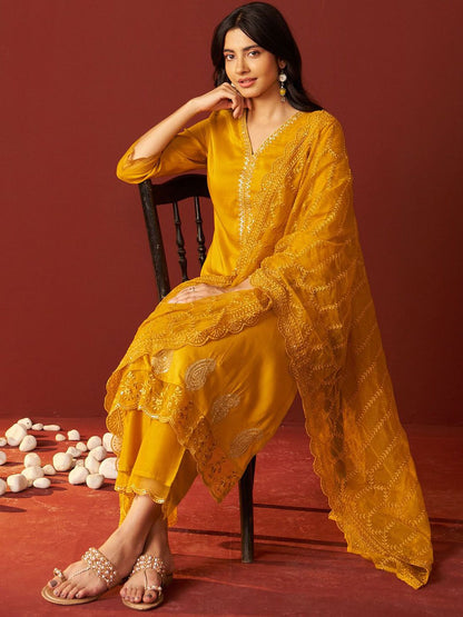 Dhiyona IE Women Floral Embroidered Kurta with Trousers & Dupatta