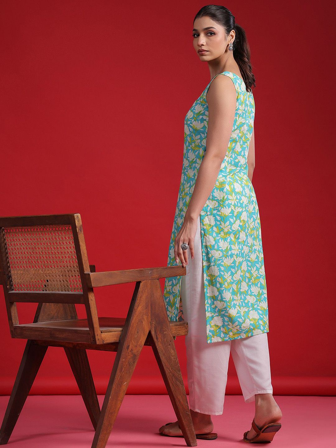 Dhiyona IE Floral Printed Sweetheart Neck Sleeveless Cotton Straight Kurtas
