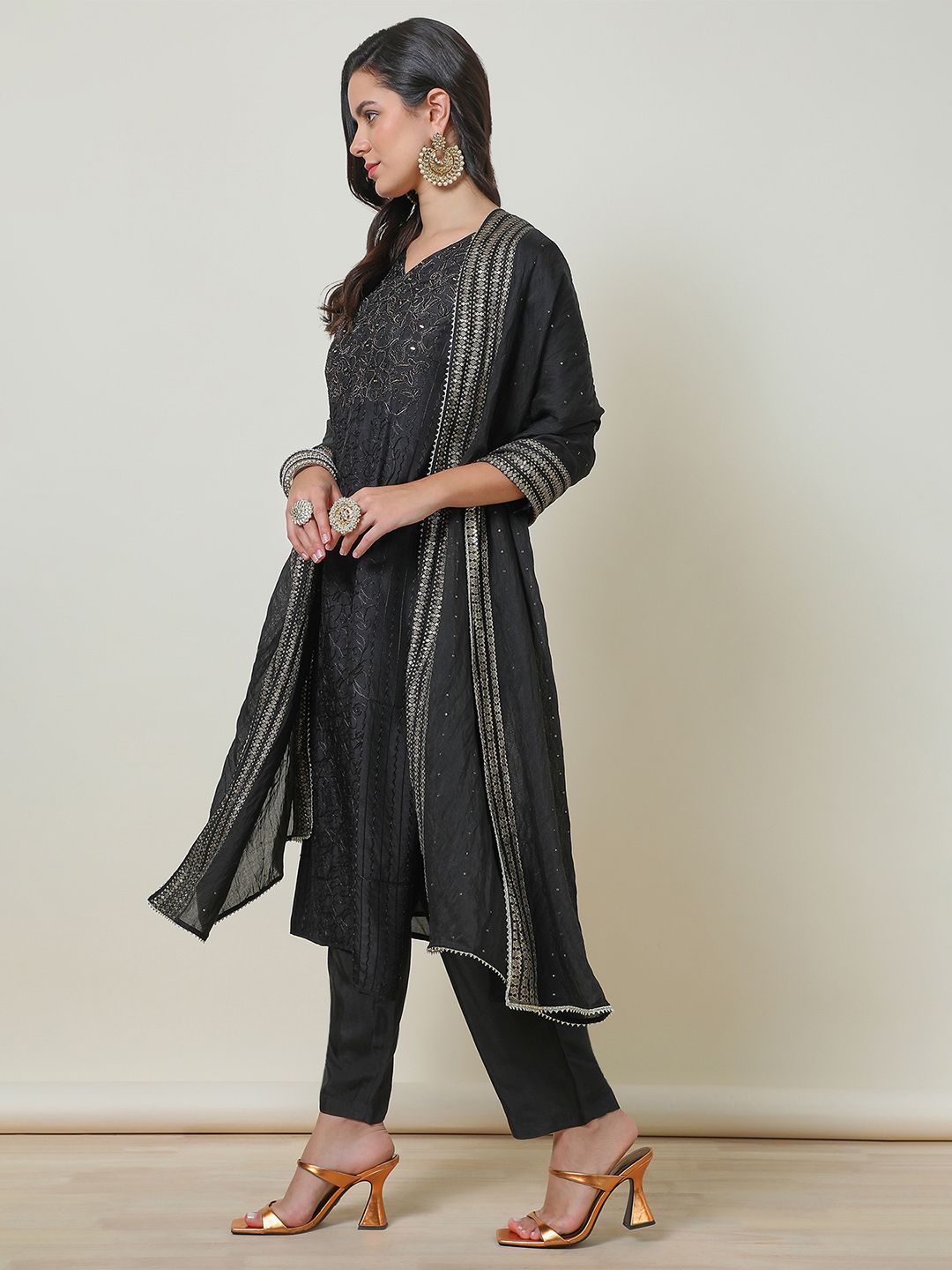 Dhiyona SO Women's Embroidered Suit Set With Mirror Work