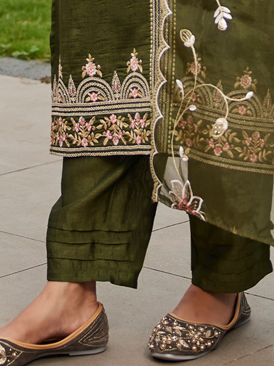 Women Floral Embroidered Regular Kurta with Trousers & With Dupatta