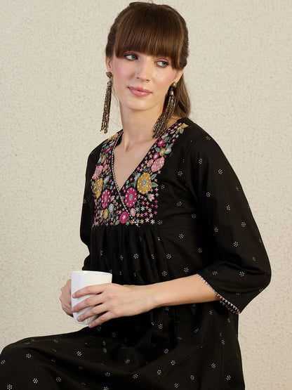 Dhiyona IE Women Embroidered Thread Work Pure Cotton Kurta with Trousers