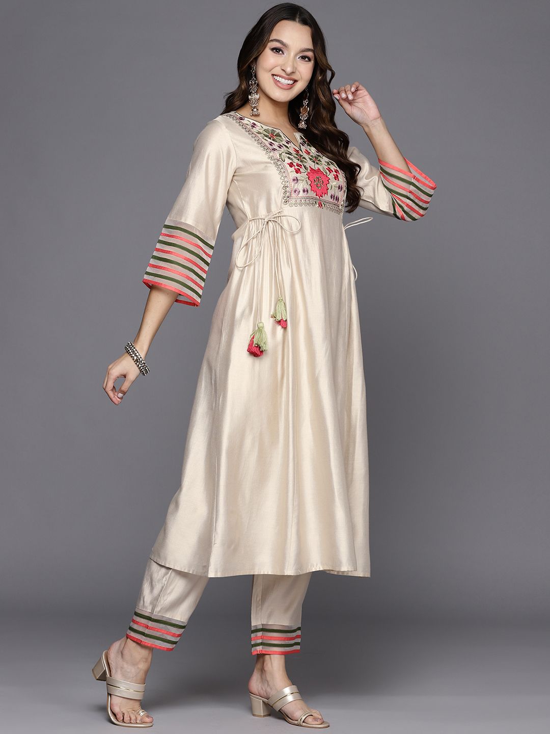 Dhiyona IE Women Floral Embroidered Thread Work Liva Kurta With Trousers