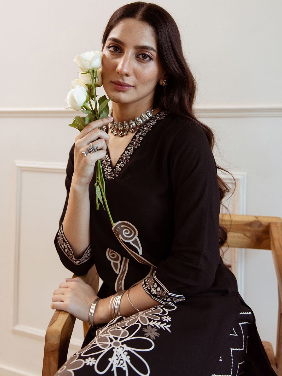 Dhiyona IE Women Embroidered Regular Beads and Stones Kurta with Trousers