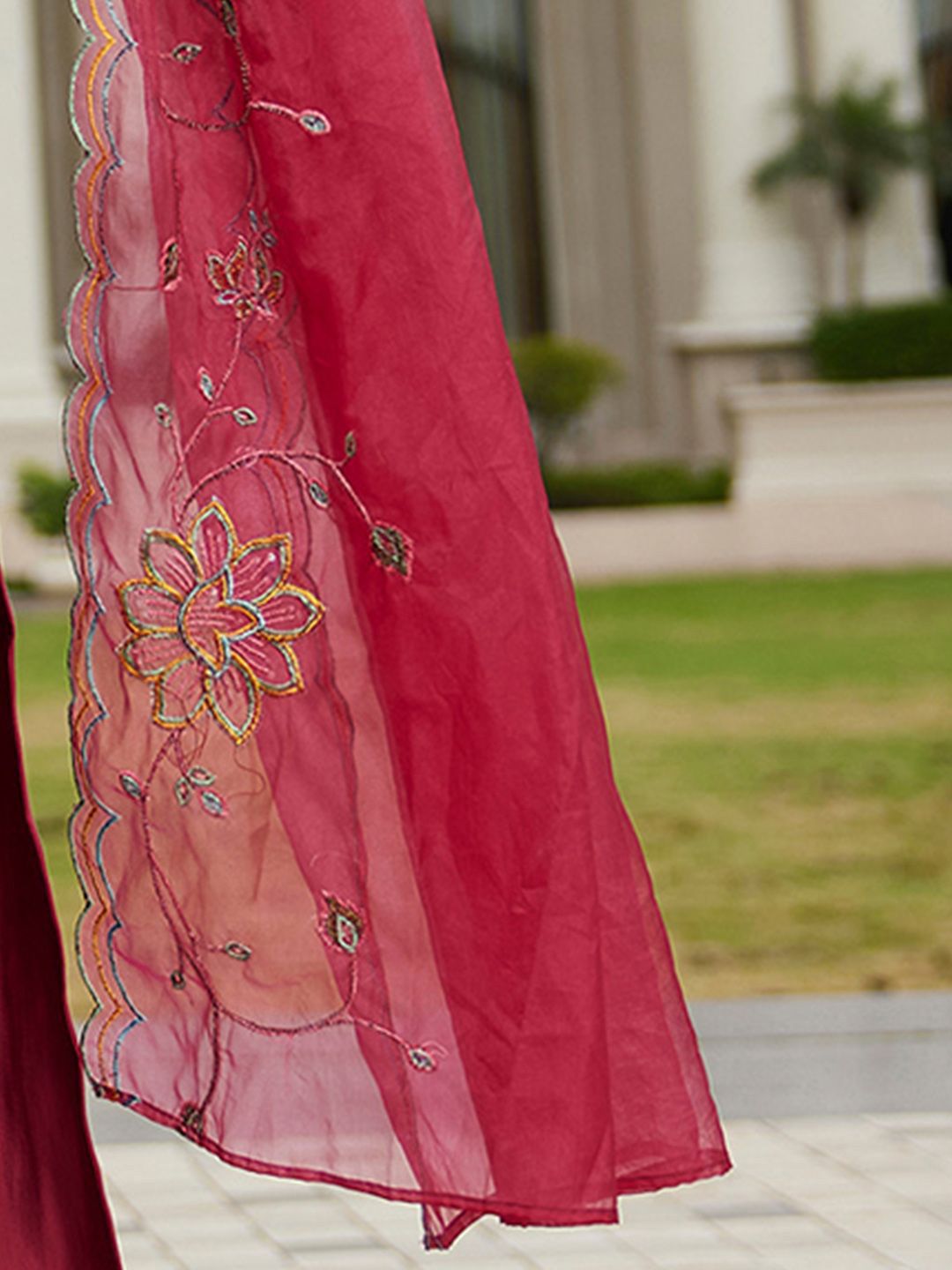 Women Floral Embroidered Regular Thread Work Kurta with Trousers & With Dupatta