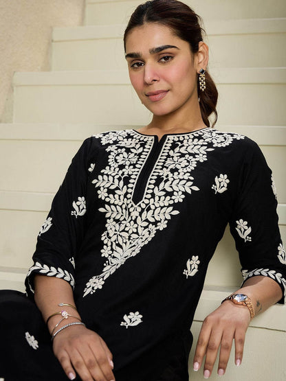 Dhiyona IE Floral Embroidered Notch Neck Kurta