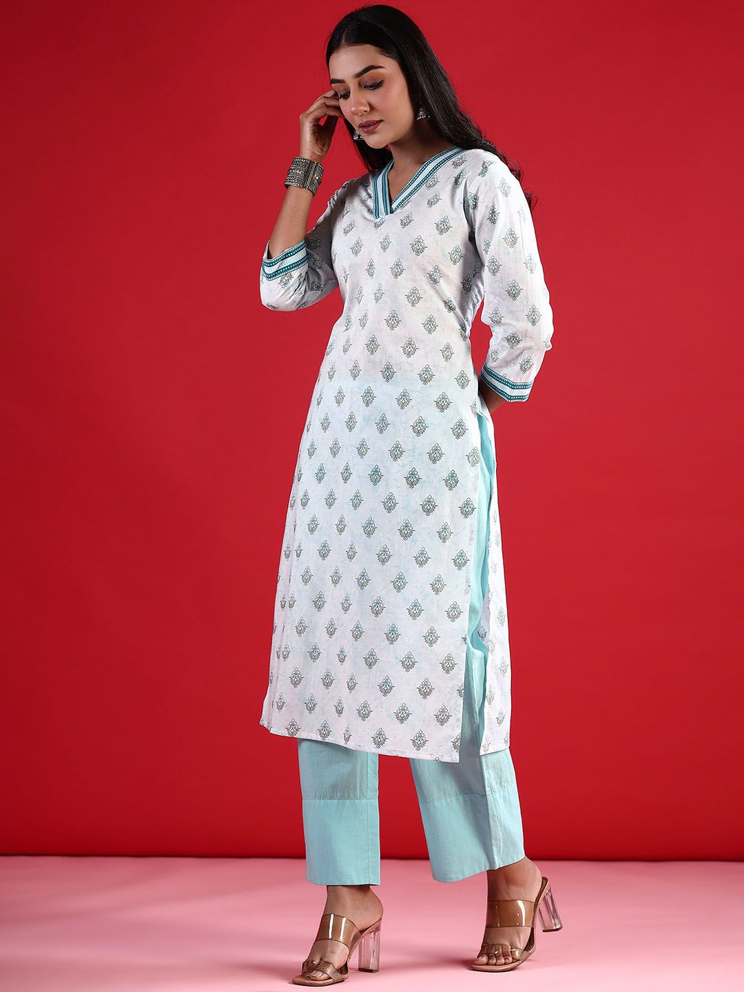Dhiyona IE Floral Printed V-Neck Long Sleeves Straight Cotton Kurta