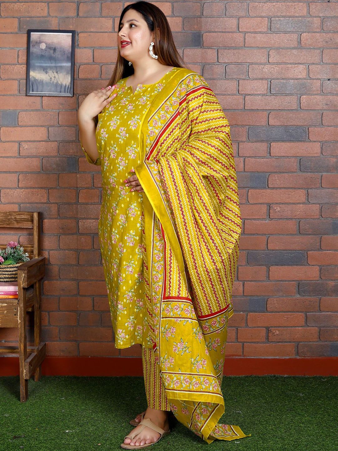 Dhiyona KL Women Floral Printed Regular Sequinned Pure Cotton Kurta with Trousers & With Dupatta