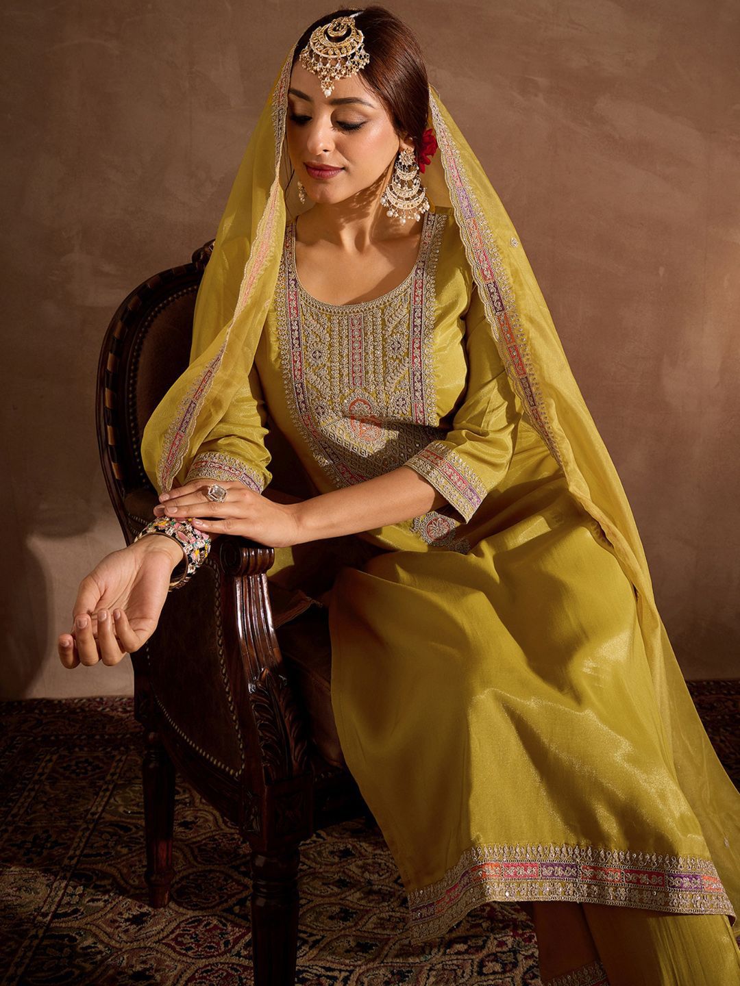 Floral Yoke Design Thread Work Straight Kurta