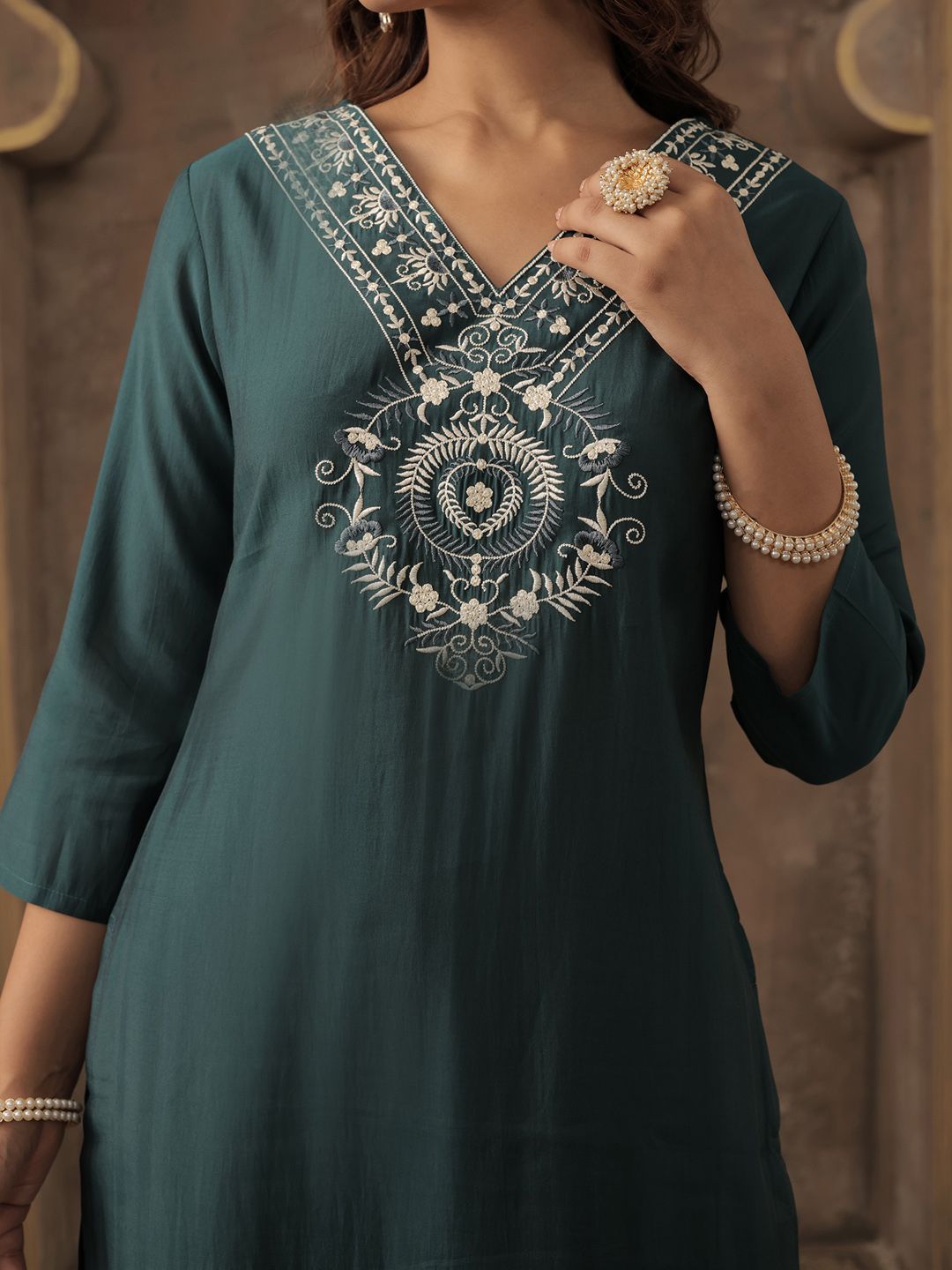 Ethnic Motifs Yoke Design V-Neck Thread Work Straight Kurta With Trousers