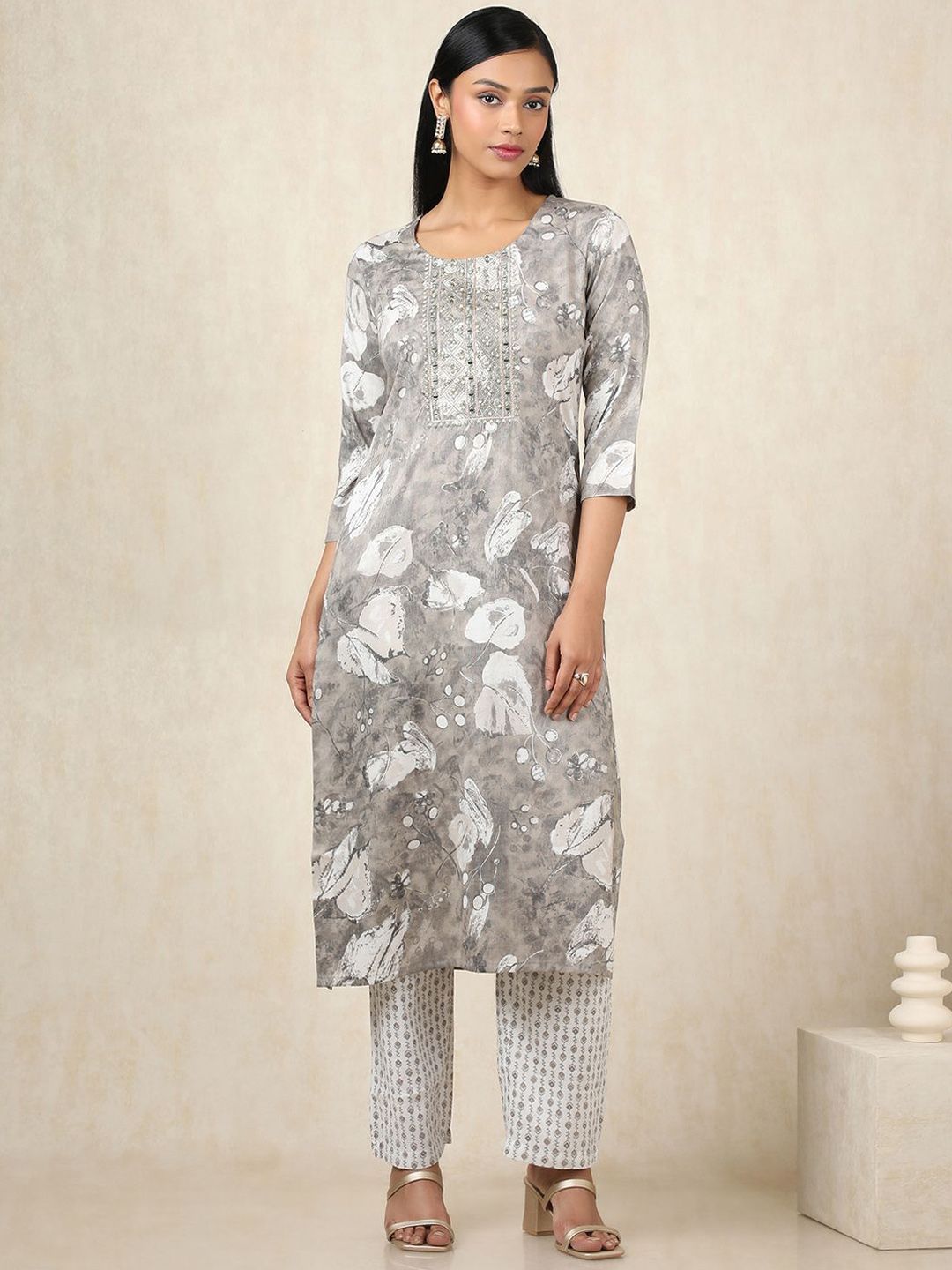 Dhiyona SO Women's Floral Printed Zari Straight Kurta With Trousers