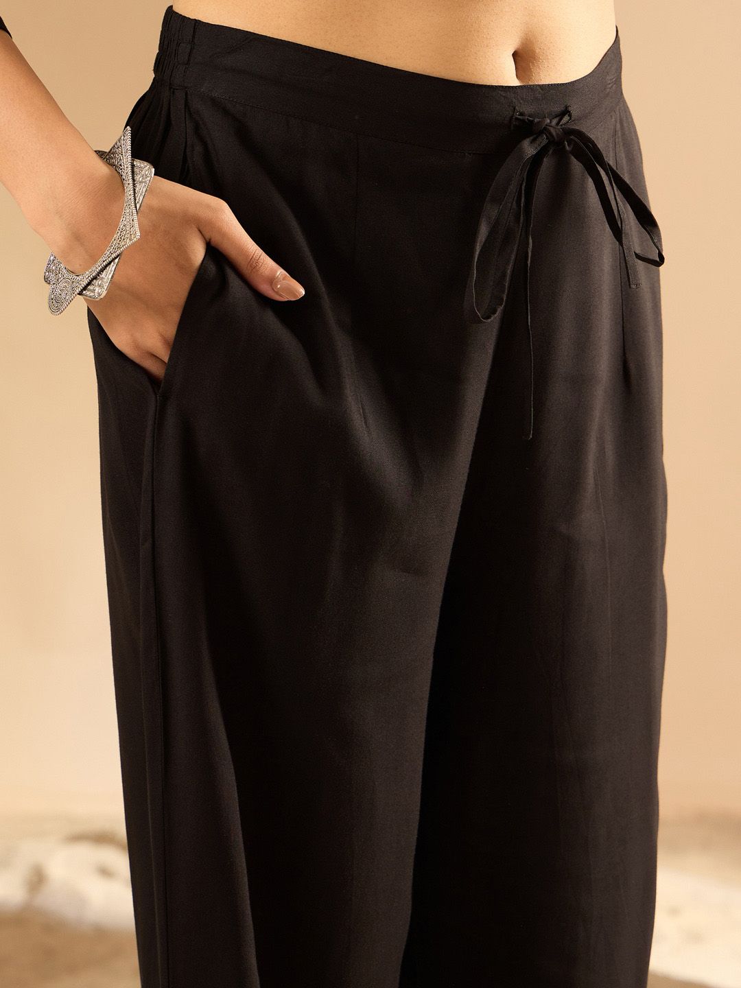 Women Printed Regular Kurta with Trousers