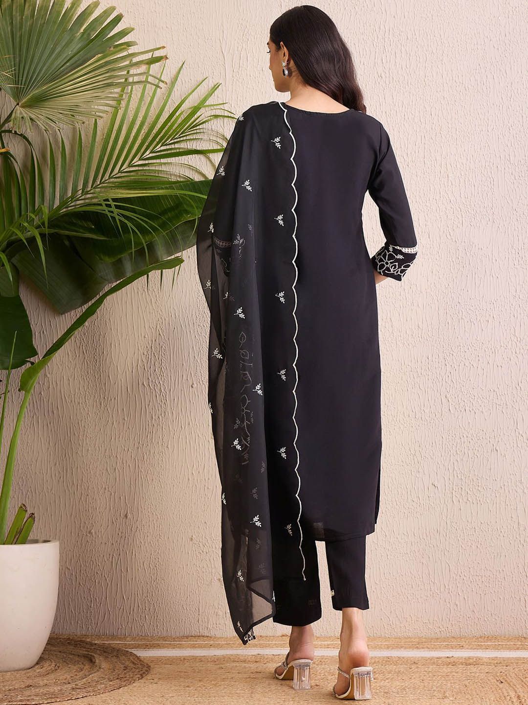 Women Floral Embroidered Regular Thread Work Kurta with Trousers & With Dupatta