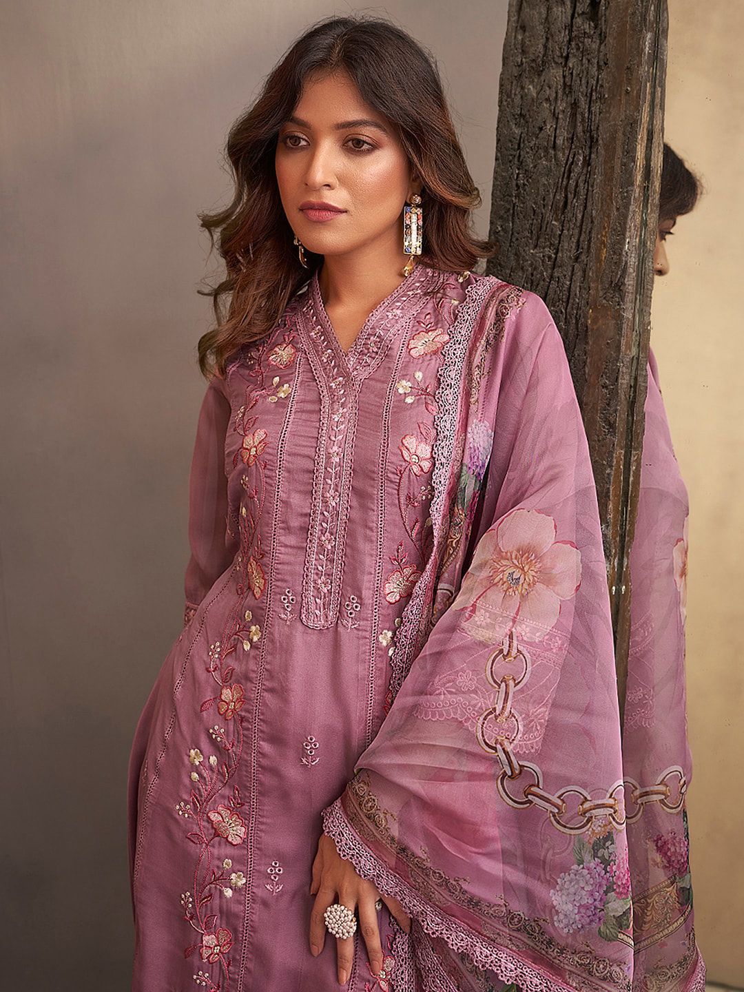 Floral Embroidered Regular Thread Work Kurta With Trousers & Dupatta