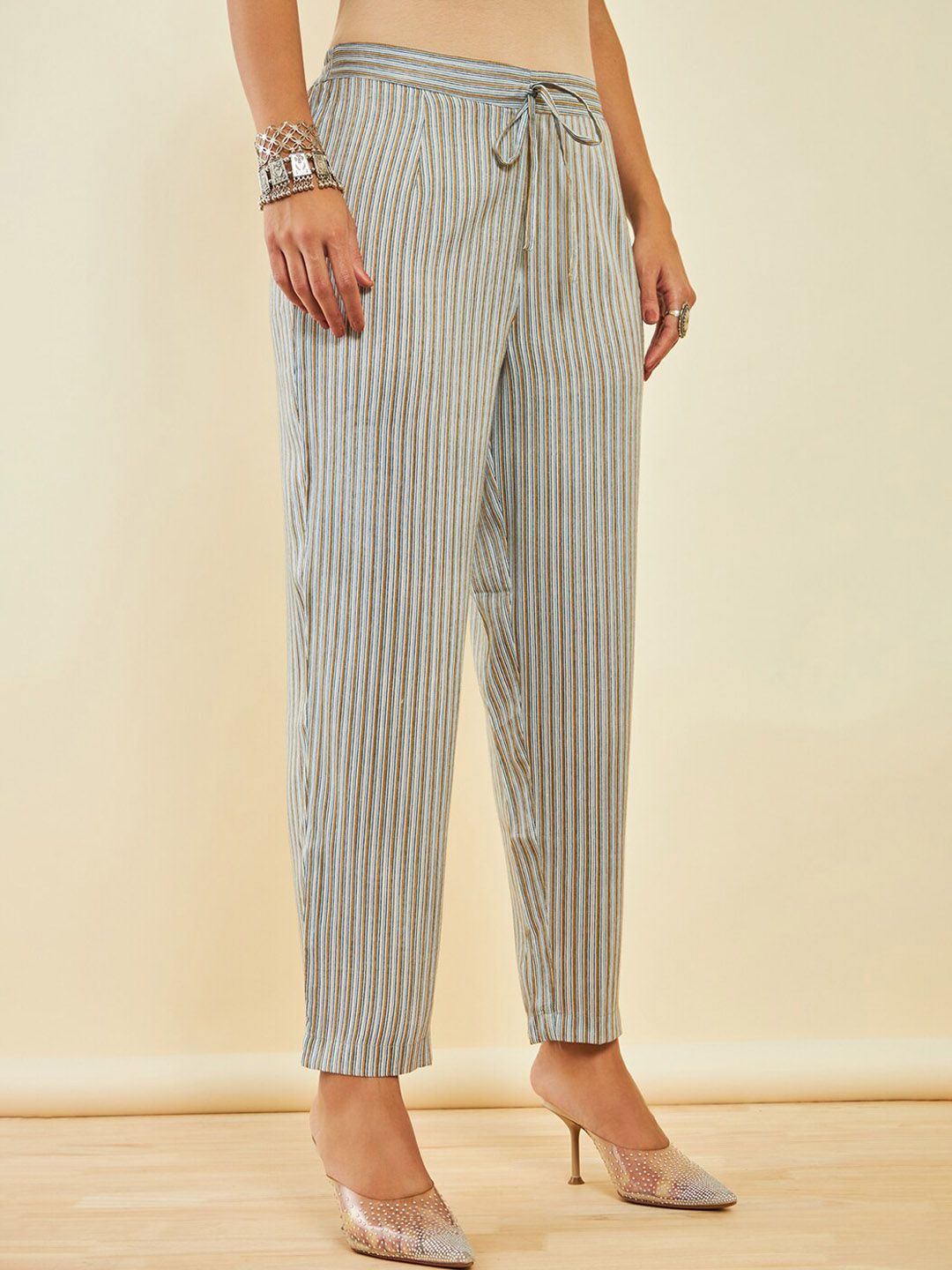 Dhiyona SO Women's Grey Floral Printed Regular Gotta Patti Kurta With Trousers