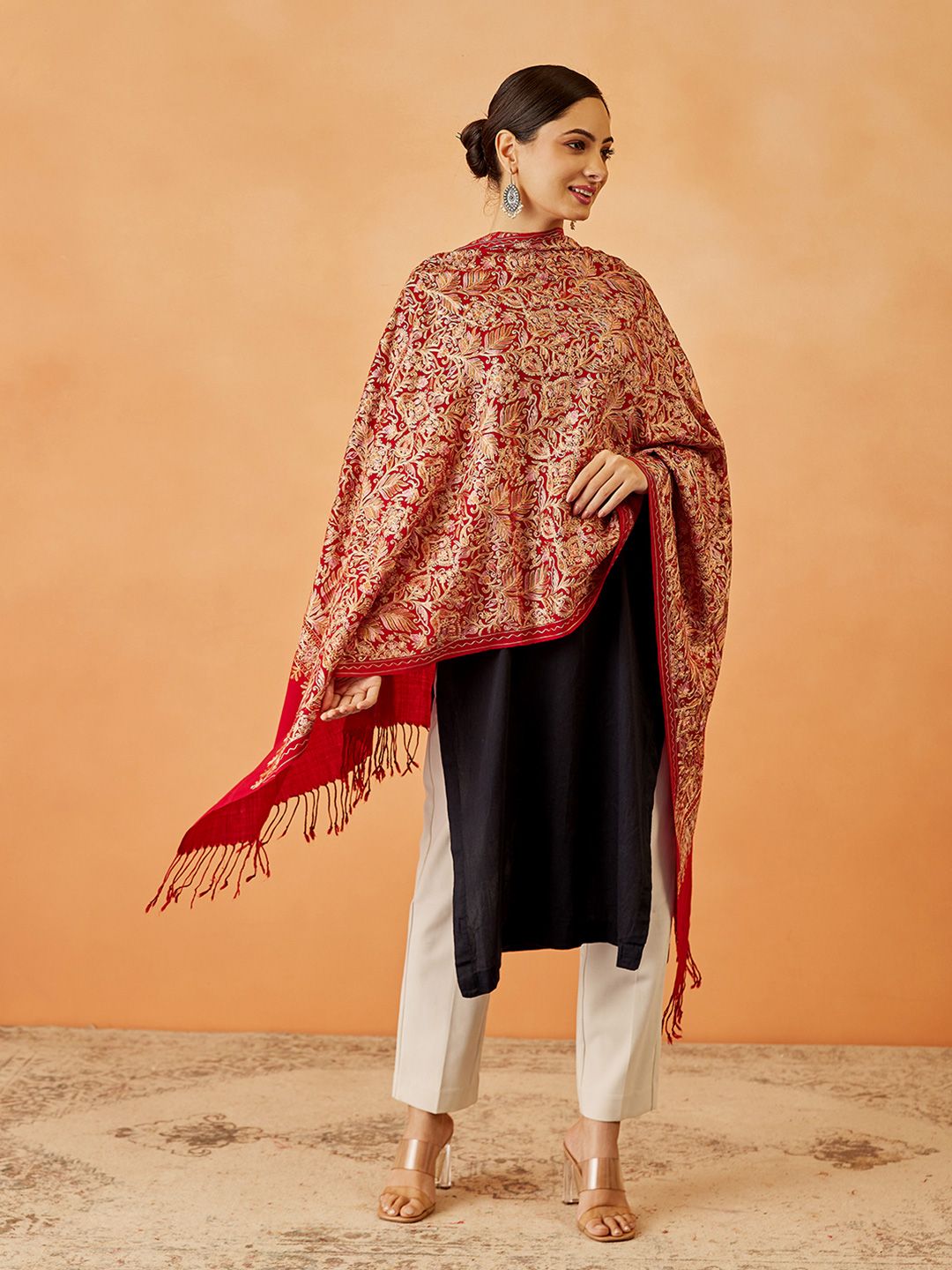 Dhiyona PA Women Floral Embroidered Shawl