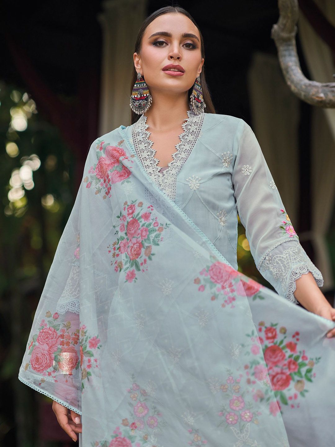 Women Floral Embroidered Regular Thread Work Kurta with Trousers & With Dupatta