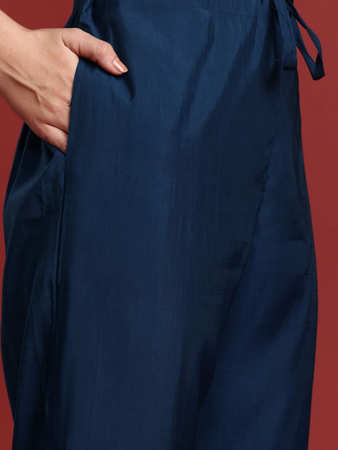 Dhiyona IE Floral Embroidered Panelled Thread Work Kurta with Trousers