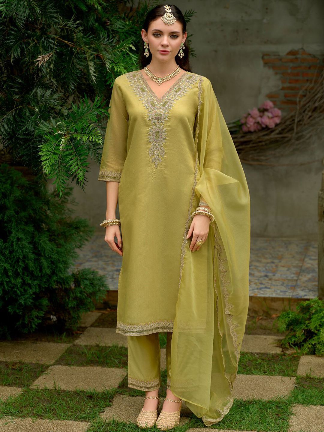 Ethnic Motifs Embroidered Zari Kurta with Trousers & Dupatta