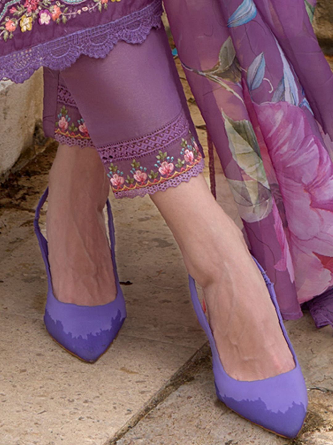 Women Floral Embroidered Regular Thread Work Kurta with Trousers & With Dupatta