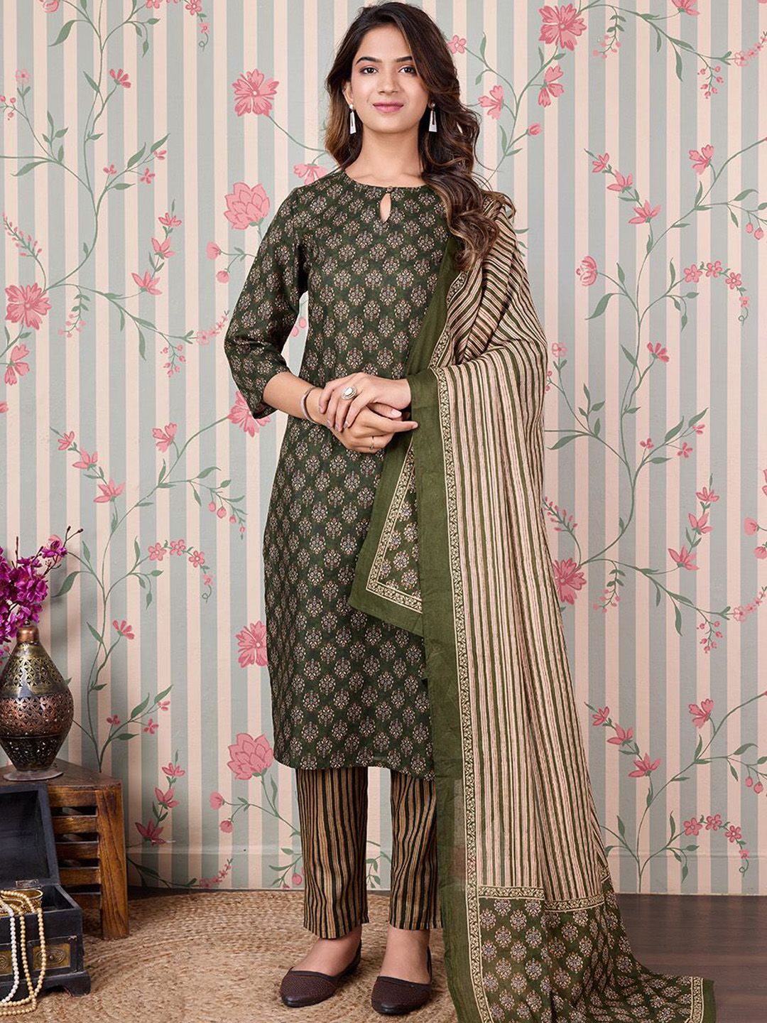 Dhiyona OD  Floral Printed Regular Pure Cotton Kurta with Trousers & Dupatta