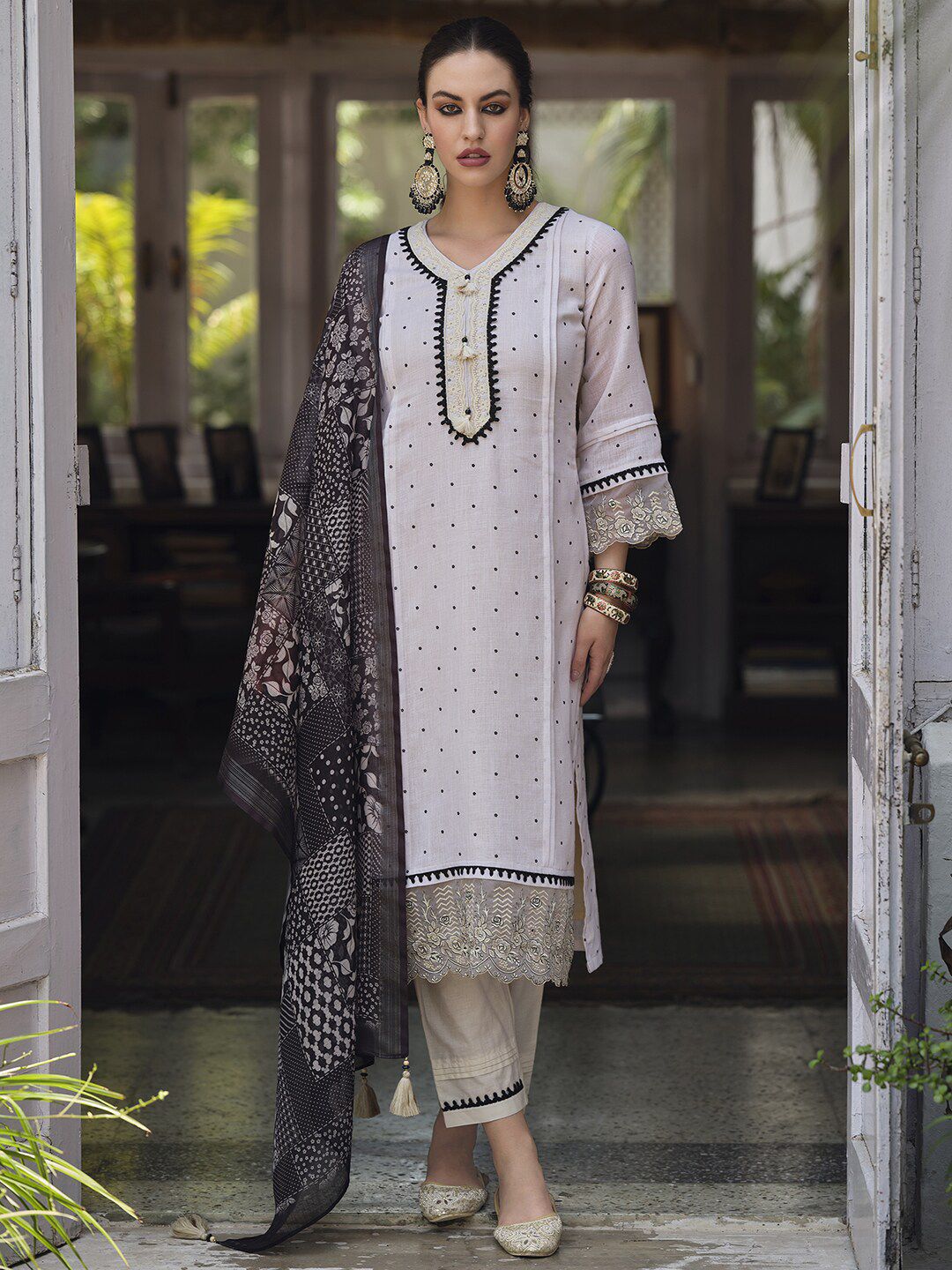 Dhiyona IE Cream-Coloured & Black Floral Embroidered Thread Work Linen Kurta Set