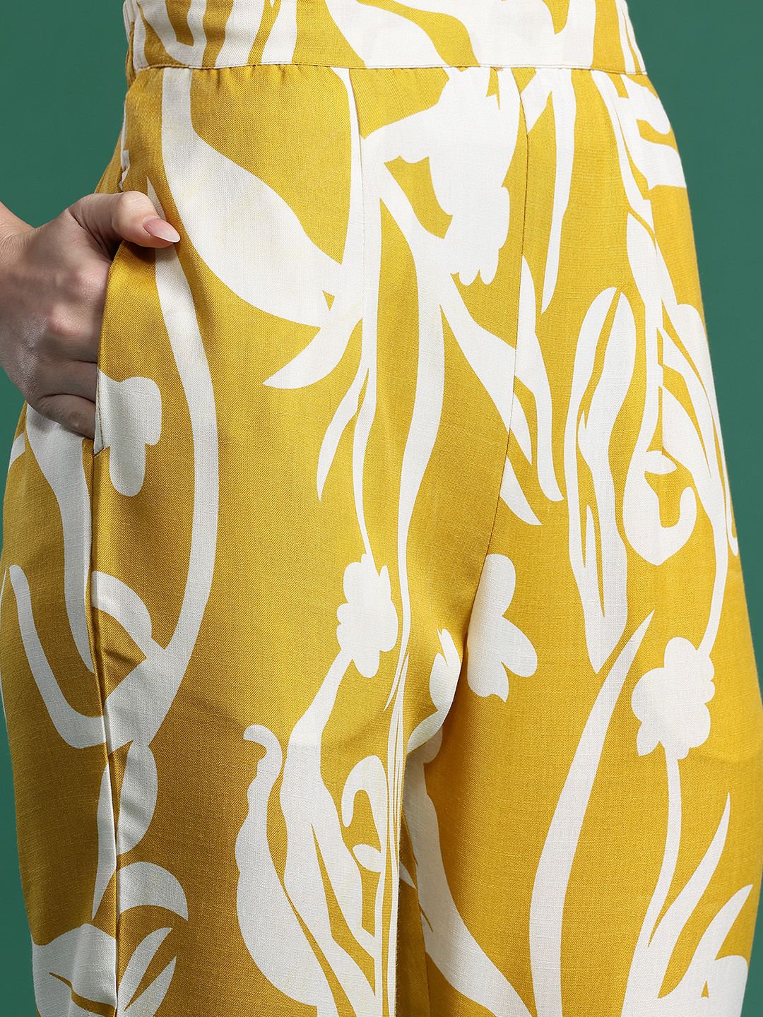 Dhiyona IE Women Printed Regular Linen Kurta with Trousers
