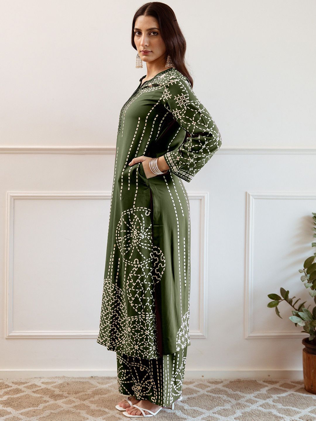 Dhiyona IE Women Printed Regular Beads and Stones Kurta with Trousers