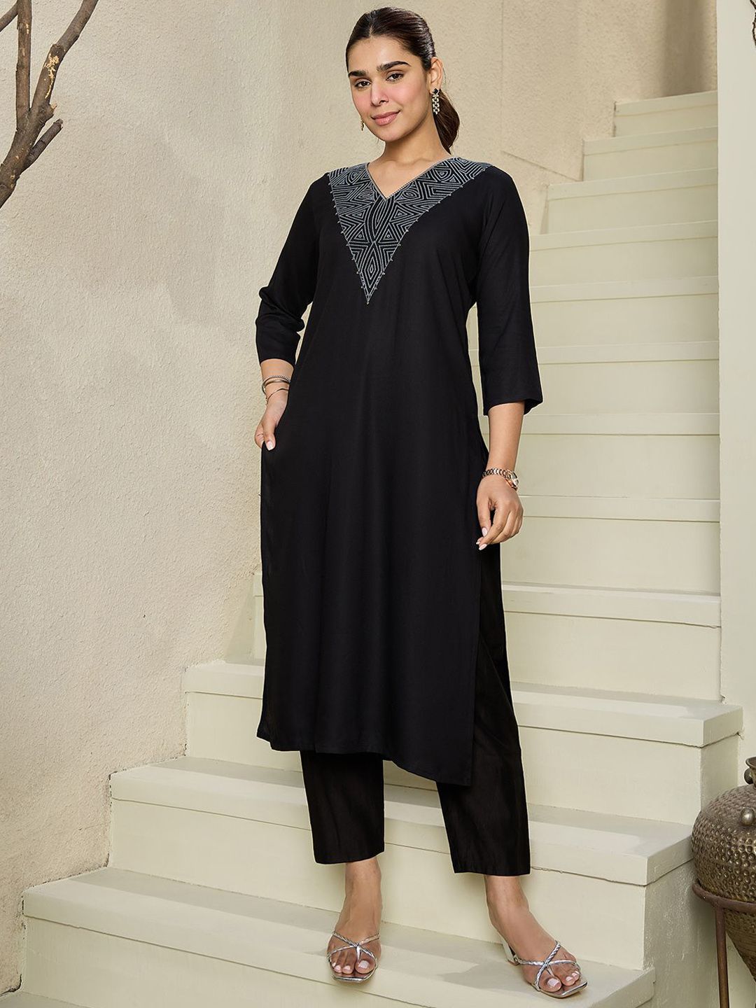 Dhiyona IE Geometric Embroidered V Neck Pure Cotton Kurta